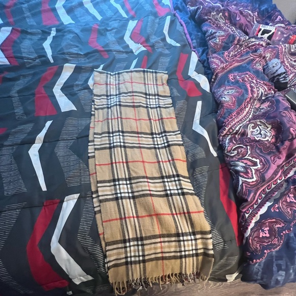 I’m selling this Burberry scarf for 220 hmu for deals - Picture 2 of 2